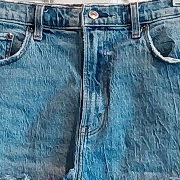 Abercrombie & Fitch Curve Love High Rise Distressed Denim Mom Shorts Size 31/12 - Picture 2 of 8